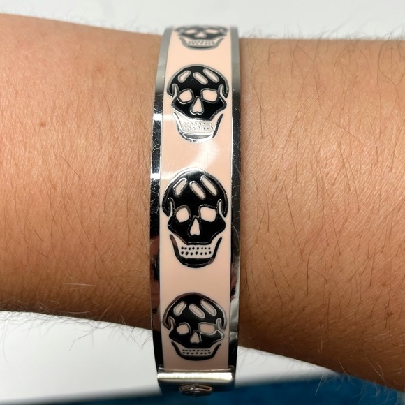 Alexander McQueen | Enamel Skull Bangle Pink/Black - Picture 6 of 8